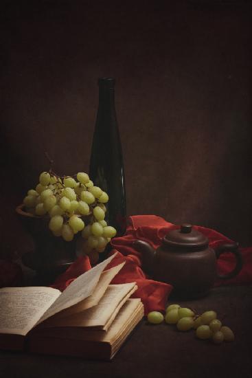 Stillleben mit Weintrauben,alten Büchern und einer Teekanne
