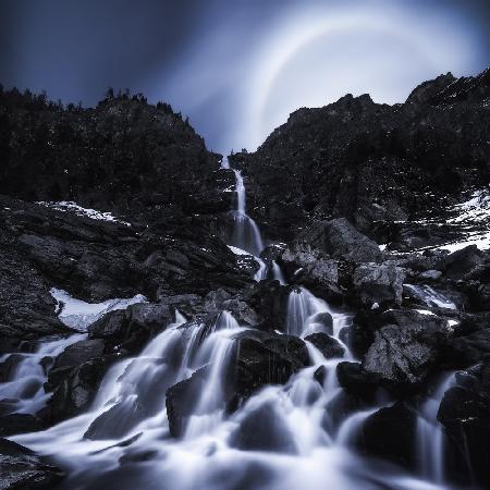 Mondaufgang am Wasserfall