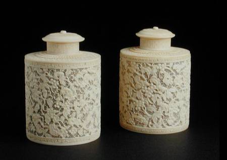 Pair of carved ivory canisters and covers von Chinese School