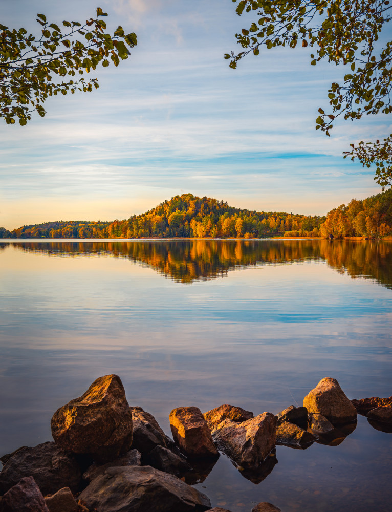 Herbstlicher See mit einem kleinen Berg im Hintergrund von Christian Lindsten