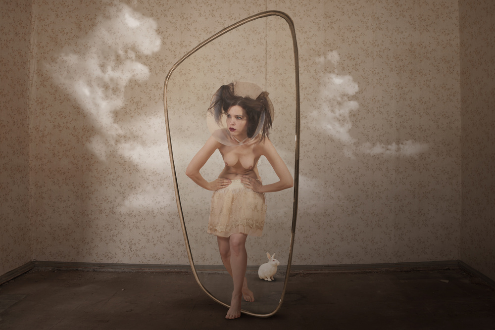 Das Mädchen hinter dem Spiegel II von Christine Von Diepenbroek