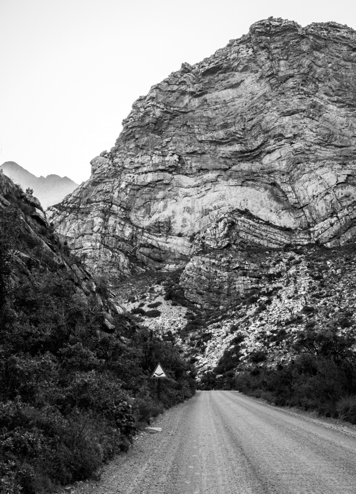 Schwarz-weiße Straße zwischen den Bergen von Claudi Lourens