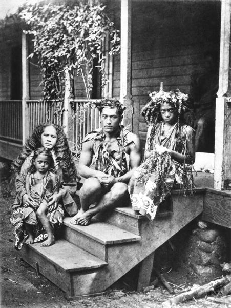 Tahitian family, illustration from ''Tahiti'', published in London, 1882 (b/w photo)  von Colonel Stuart-Wortley