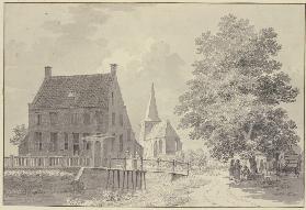 Haus mit Wassergraben und Steg, hinten die Kirche, rechts ein Baum, unter welchem ein Wagen und mehr