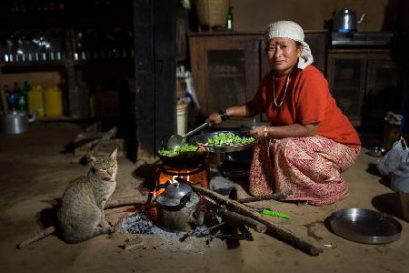 Traditionelle nepalesische Frau kocht