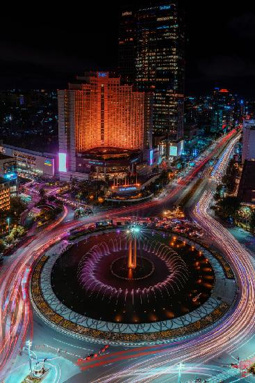 Blick auf die Stadt Jakarta bei Nacht.