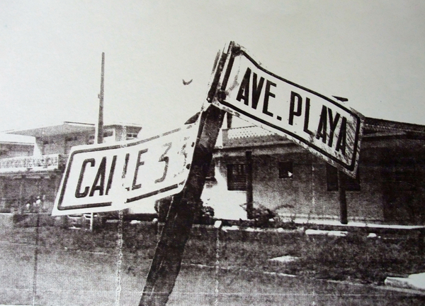 Black and white street sign von David Studwell