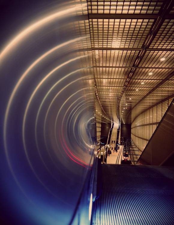 Rolltreppe Spiegelung, City-Tunnel-Leipzig von Dennis Wetzel
