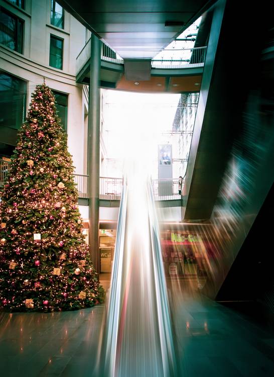 Rolltreppen und Weihnachtsbaum Architektur in Leipzig, Bild 4 von 4. Weihnachten, Christmas von Dennis Wetzel