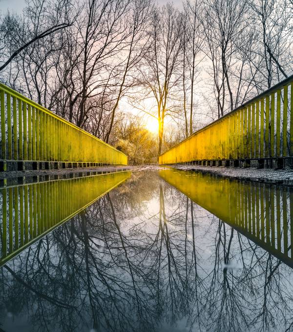 Spiegelung auf einer Brücke von Dennis Wetzel