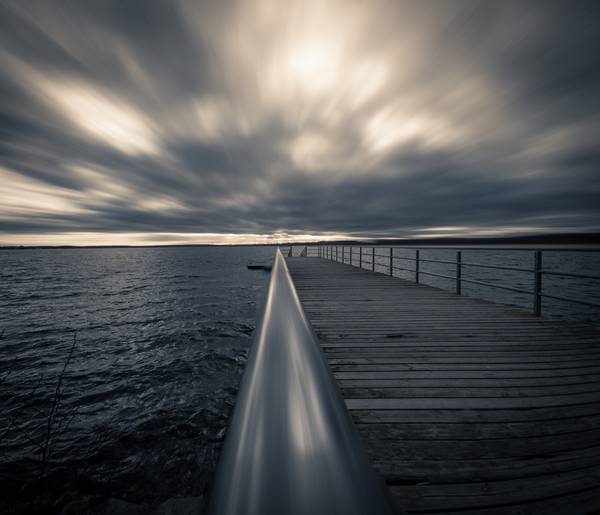Steg Cospudener See mit dynamischen Wolken, Langzeitaufnahme von Dennis Wetzel