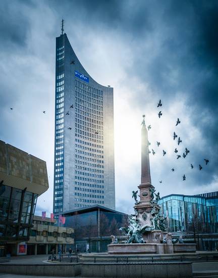 Panorama Tower City Hochhaus Leipzig im Sonnenschein und Wolken 2021