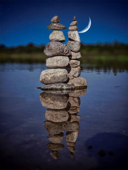 -Stones- im Wasser mit Mond 2023