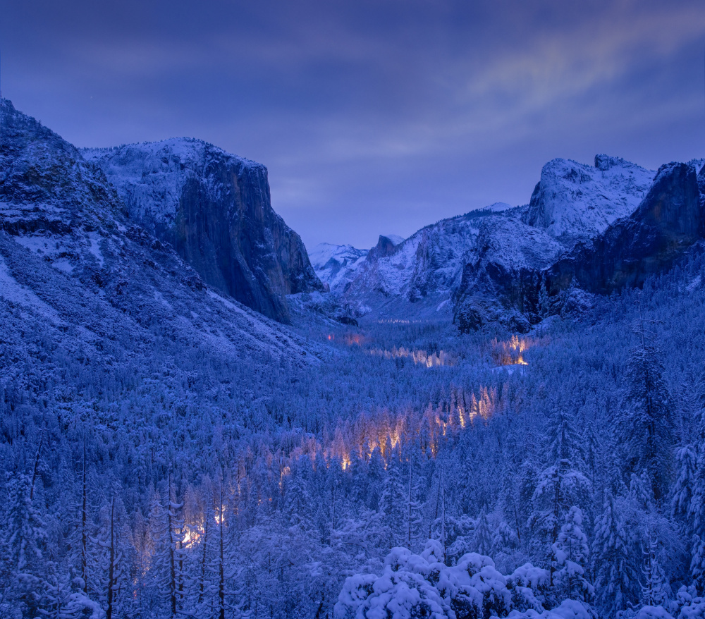 Verkehr im Yosemite Valley während der blauen Stunde von Dianne Mao