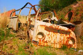 VW Bus bei Ruine der Ziegelei Pilsum/Krummhörn 2009