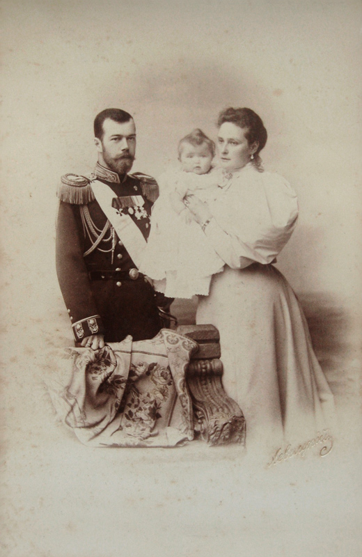 Porträt von Zar Nikolaus II. von Russland mit Alexandra Fjodorowna und Tochter Olga von Dimitrij Grigorjewitsch Lewizkij