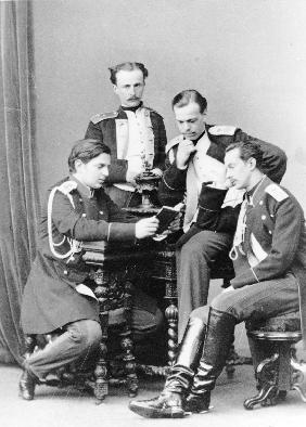 Großfürst Alexander mit Bruder Wladimir und Cousins Nikolaus Maximilanowitsch und Sergei Maximilanow