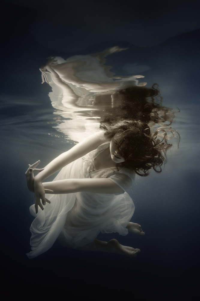 Mädchen im Kleid unter Wasser von Dmitry Laudin