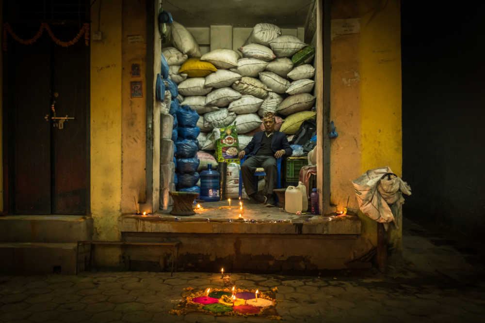 Der Reissackladen – Nacht in den engen Gassen von Kathmandu von Doron Margulies