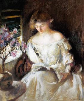 Lesende junge Frau.