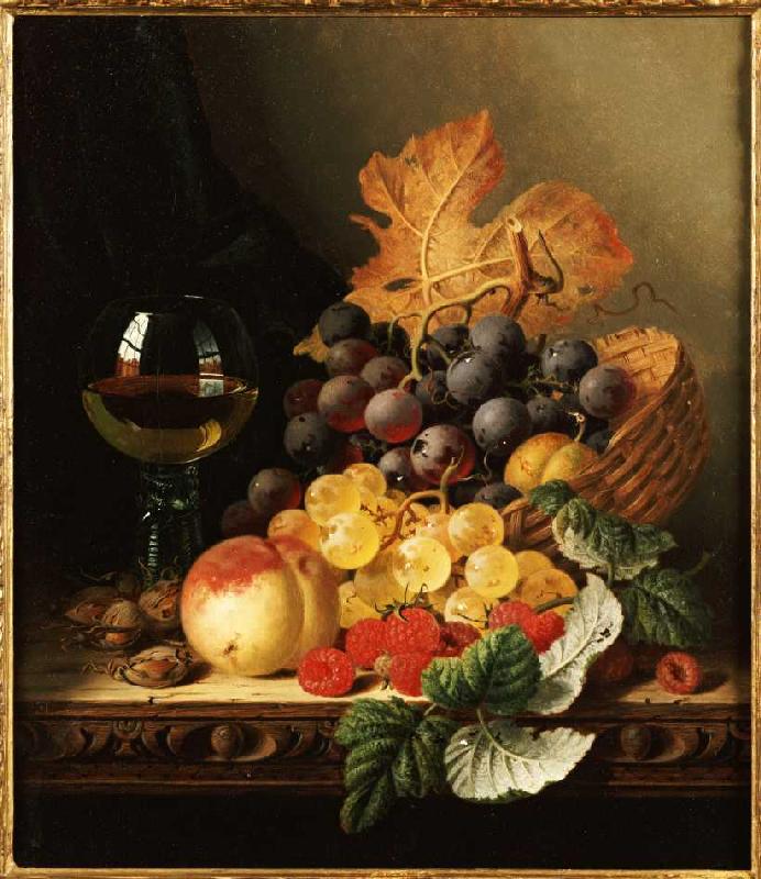Ein Korb mit Weintrauben, Himbeeren, einem Pfirsich und einem Glas Wein. von Edward Ladell