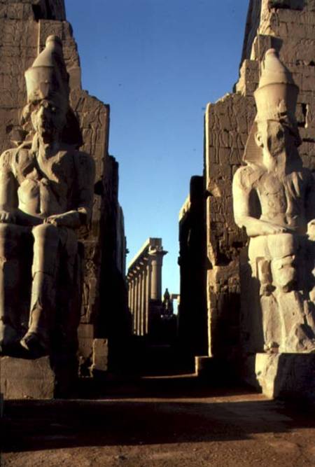 Entrance passage of the pylon and flanking statues, New Kingdom von Egyptian