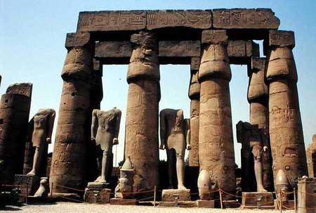 Statues of Ramesses II (1298-32 BC) and papyrus-bud columns in the Peristyle Court, New Kingdom von Egyptian