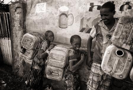 Äthiopien,auf dem Weg,Wasser zu sammeln (schwarz-weiße Version)