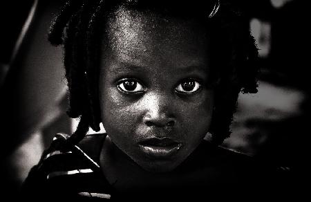 Schwarzweißversion mit erwartungsvollem Blick (Benin).