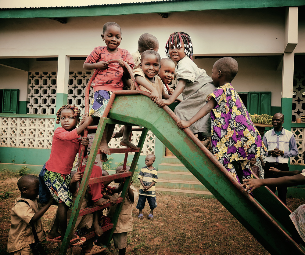 Spielen an einer beninischen Schule von Elena Molina