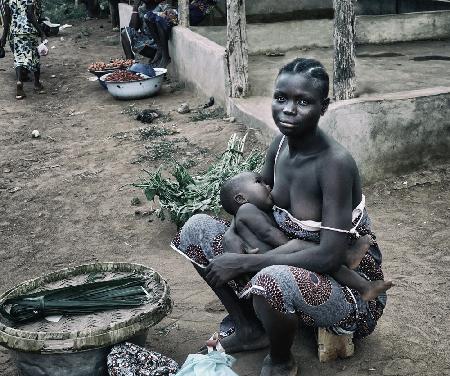 Stillt ihr Kind auf dem Markt (Benin)