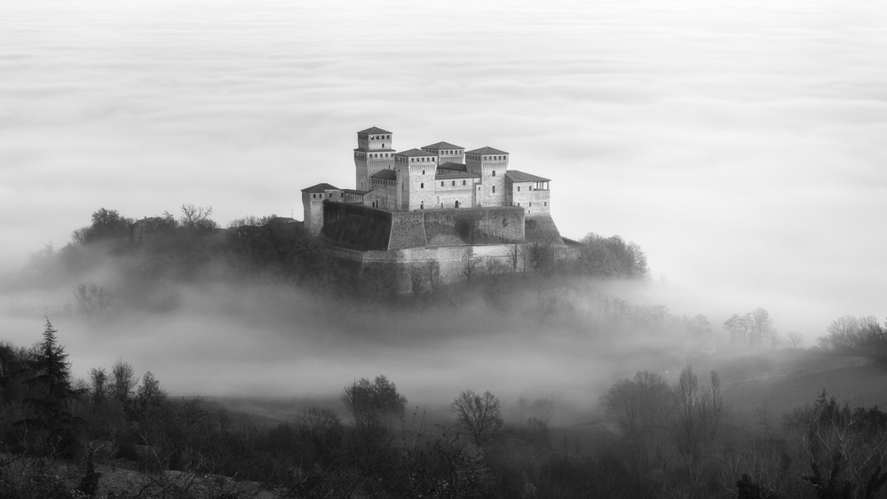 Schloss über dem Nebel von Elena Mordacci