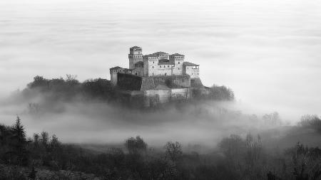 Schloss über dem Nebel