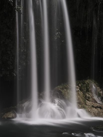 schöner Wasserfall im Berg