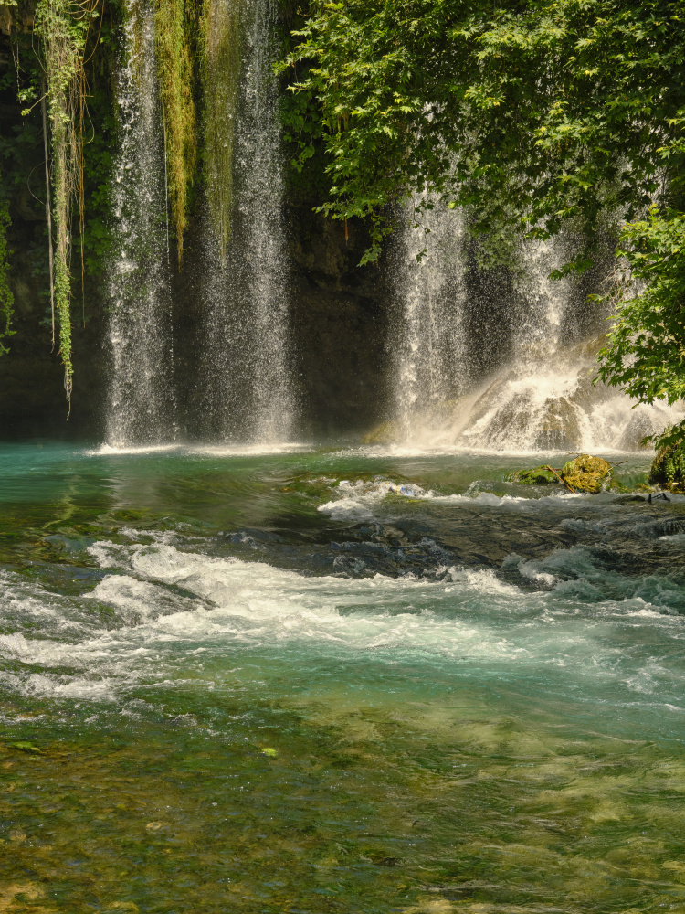 schöner Wasserfall im Wald von engin akyurt