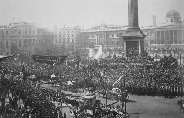 Queen Victoria (1819-1901) being driven through Trafalgar Square during her Golden Jubilee celebrati von English Photographer, (19th century)