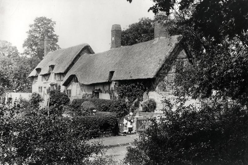 Anne Hathaway''s cottage (b/w photo)  von English School