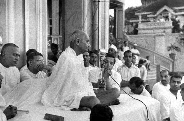 Mahatma Mohandas Karamchand Gandhi Indian politician and nationalist leader, here during a speech in von English Celebrities Photographer