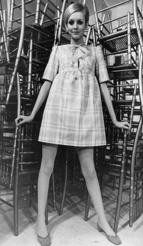 Twiggy wearing dolly dress with pink ribbons von English Celebrities Photographer