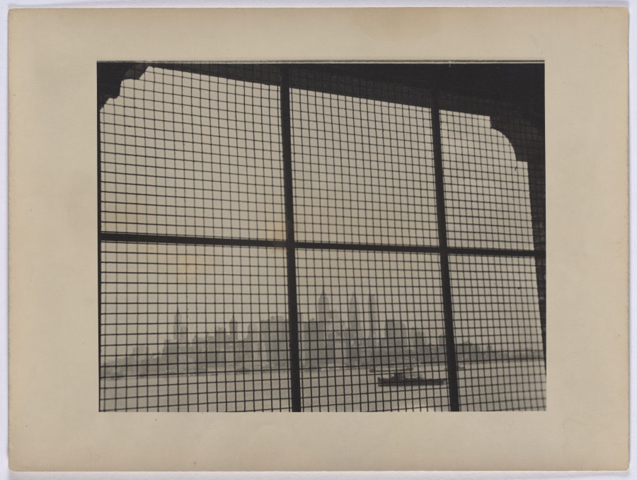 New York: Blick von Ellis Island auf Manhattan von Erich Salomon