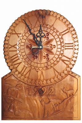 Aus Holz geschnitzte Uhr von Ervin Monn