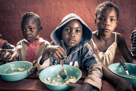 Himba-Kinder beim Mittagessen