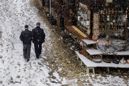 im Schnee spazieren gehen