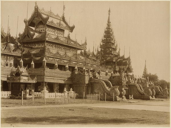 The Hman Kyaung or the glass monastery, Burma, c.1890 (albumen print) (b/w photo)  von Felice (Felix) Beato