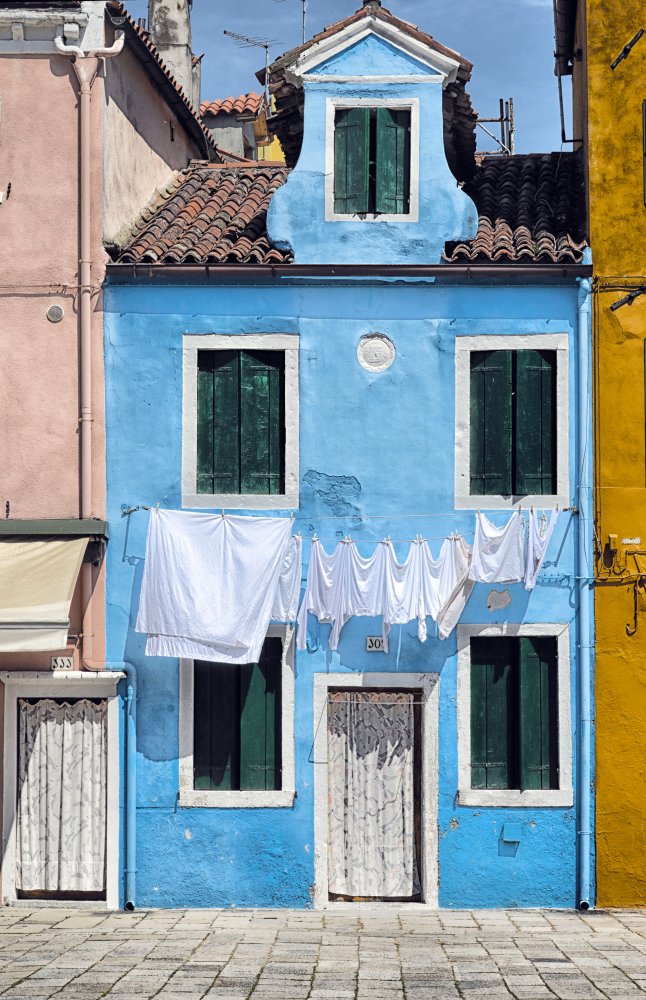 Kleider hängen in Burano,Insel Venedig von Francesca Ferrari