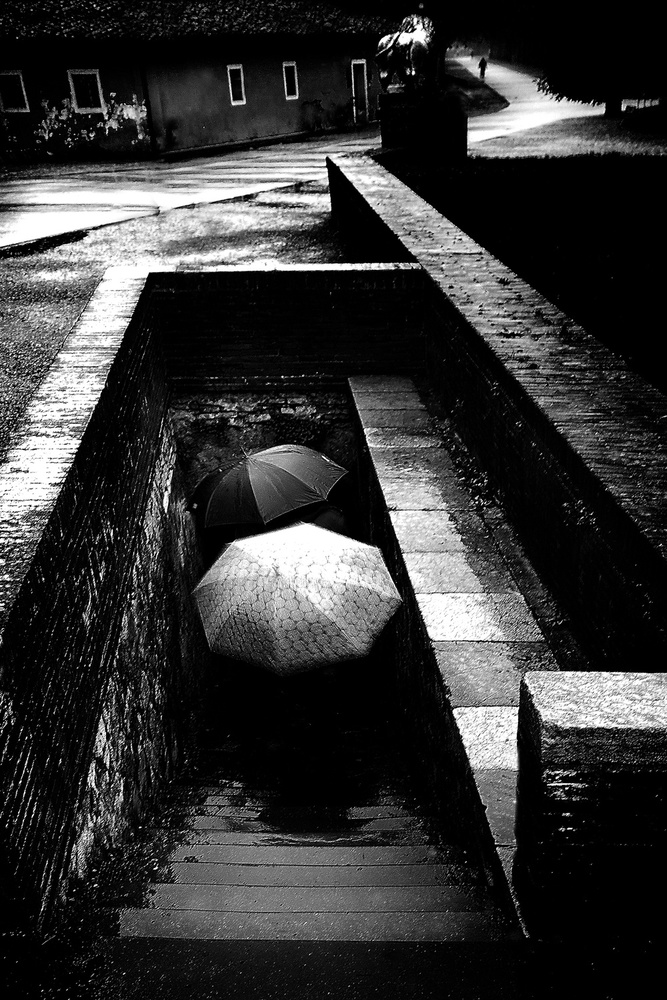 zwei Regenschirme von Franco Maffei