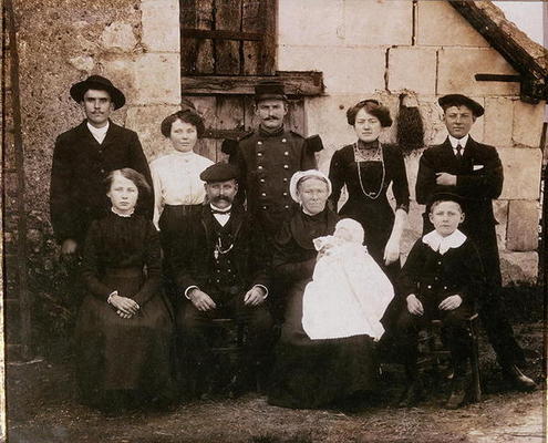 Peasant family of the Sarthe area at a baptism, late 19th century (photo) von French Photographer, (19th century)
