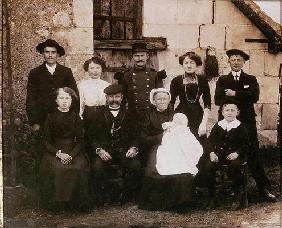 Peasant family of the Sarthe area at a baptism, late 19th century (photo) 1906