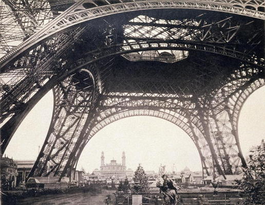 Under the Eiffel Tower, before ascending, from 'L'Album de l'Exposition 1889' by Glucq, Paris 1889 ( von French Photographer, (19th century)
