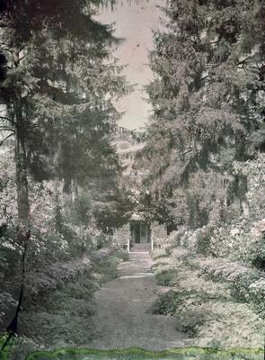 Path in Monet's Garden at Giverny, early 1920s (photo) von French Photographer, (20th century)